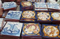 Proceso de pintura de azulejos.