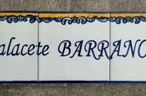 Rótulo con tres azulejos