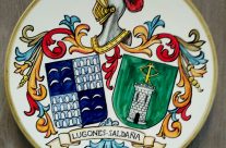 Escudos heráldicos en plato