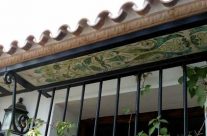 Patios y terrazas, espacios integrados en nuestra vida diaria. Los platos y bandejas artesanales como motivos decorativos