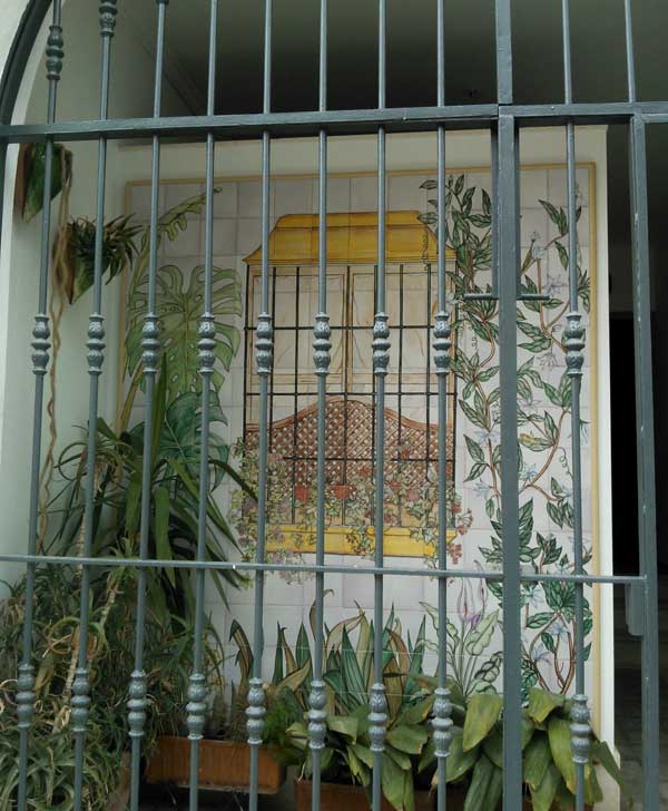 Soluciones decorativas para disimular paredes que están en sitios que