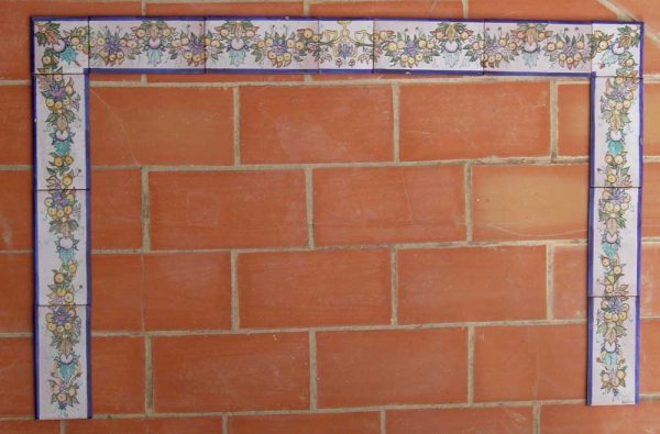 Chimenea con motivos florales. Decoración artística para interiores